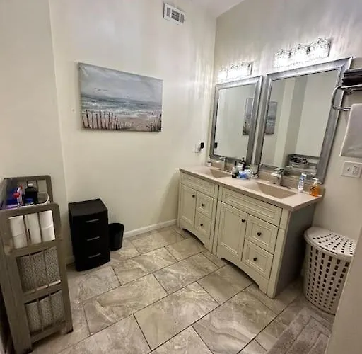 Beautiful Hyde Park Brownstone Apartment