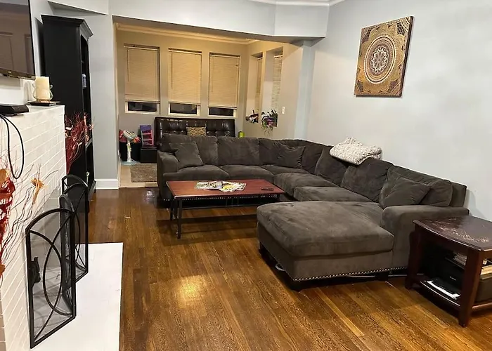 Beautiful Hyde Park Brownstone Apartment *